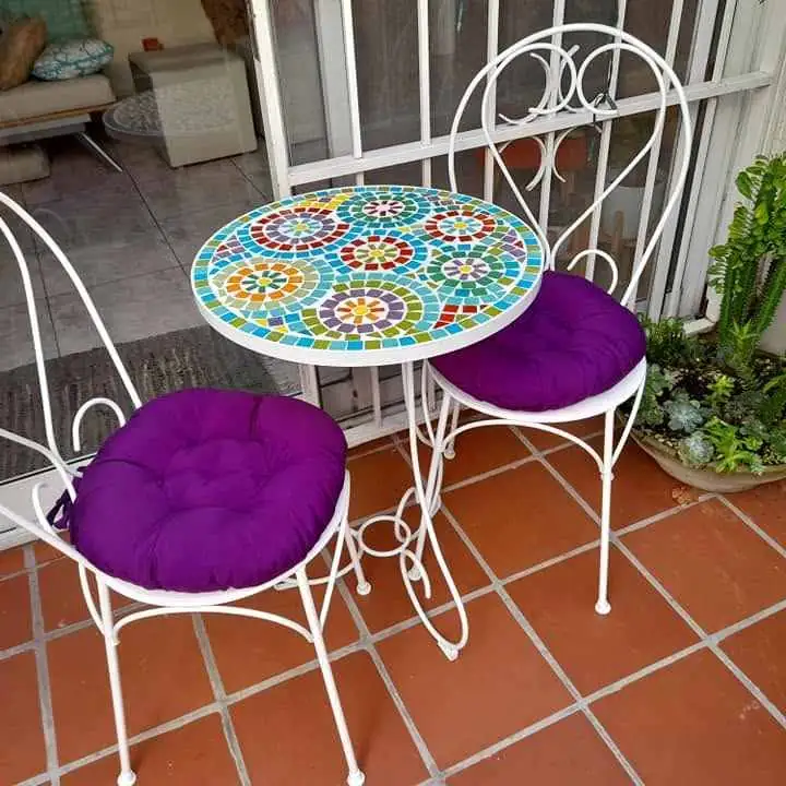 Conjunto para balcón, mesa de hierro y venecitas