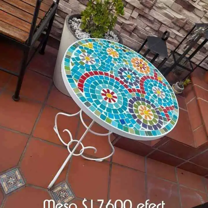 Mesas de hierro y mosaico