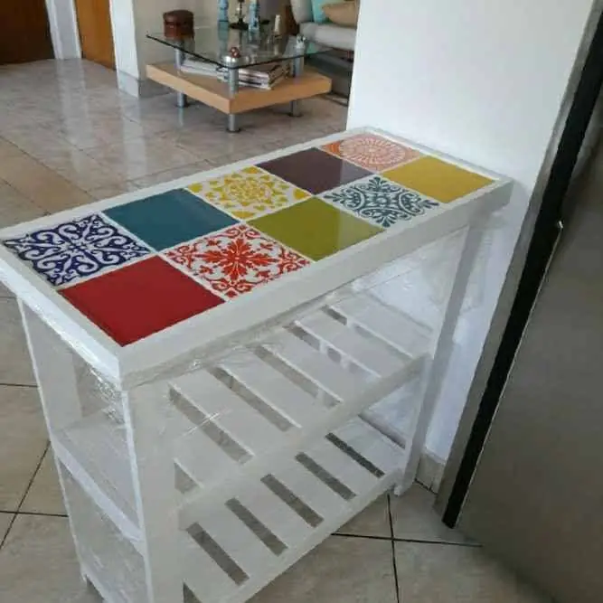 Mesa de arrime, madera y azulejos