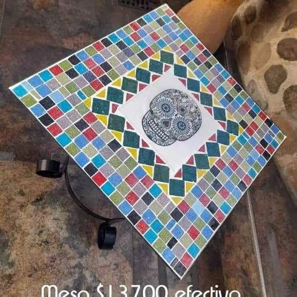 Mesa ratona de hierro y mosaico